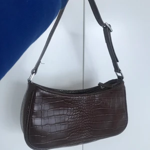 Brun ormskinnsväska - Väska från monki i ormskinn🤎