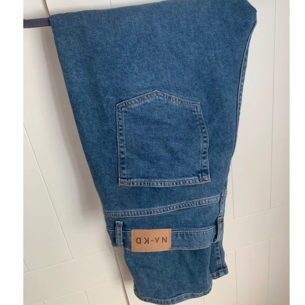 Högmidjade blå jeans från NA-KD. Sparsamt använda, inga skavanker! 😊. Jeans & Byxor.