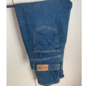 Högmidjade blå jeans från NA-KD. Sparsamt använda, inga skavanker! 😊