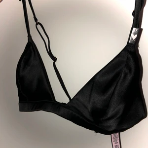 Victoria secret bralette - Oanvänd supersnygg bralette i siden som tyvärr var för liten för mig!🥰 Ena lappen finns kvar!