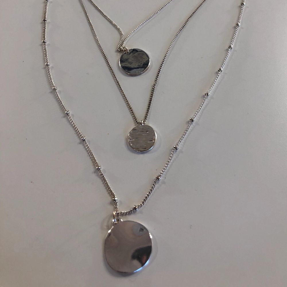 Jättefint silvrigt halsband med tre halsband i ett. Kedjan till det mittersta är lite missfärgat men inget som man lägger märke till. Tror jag köpte det på hm för 179 kr. Säljer det då det inte kommer till användning, använt fåtal några gånger. Inte riktigt silver. Tar swish 🥰. Accessoarer.