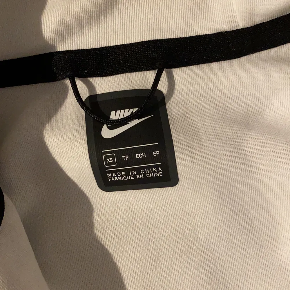 Jag säljer min jätte fina Nike tröja då jag inte tycker om den så mycket, den är stor i storleken så den passar S också, har använt runt 4-5 gånger!                          Nypris: 999kr. Tröjor & Koftor.