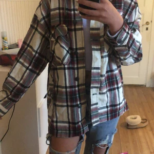 Zara jacka - Jätte fin jacka använd cirka fem gånger säljer eftersom att den är lite lång