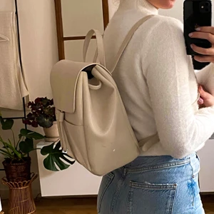 Ryggsäck - Köpt i höstas från zara. Mycket fint skick, inte kommit till användning då min dator ej får plats i den 💔