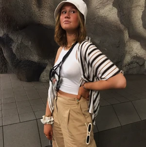 Monki byxor - Coola beiga monki byxor med vida ben och fickor på bena. Jag är 178cm