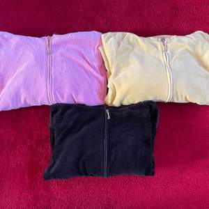 Den rosa och svarta är såld!😊 Jag säljer nu tre juicy couture hoodies. En svart (L), en gul (L) och en rosa (XL). Den gula har ett tryck på ryggen, se bild två. Storlekarna är olika som ni ser ovan, men ni bör veta att de är väldigt små i storlekarna. Jag skulle säga att dem är XS-M. 200kr styck! Finns att hämta i Bromma, eller så kan jag posta men då står köparen för frakten💕