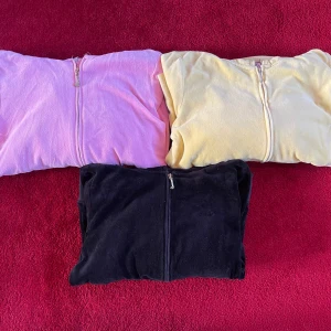 Juicy Couture hoodies - Den rosa och svarta är såld!😊 Jag säljer nu tre juicy couture hoodies. En svart (L), en gul (L) och en rosa (XL). Den gula har ett tryck på ryggen, se bild två. Storlekarna är olika som ni ser ovan, men ni bör veta att de är väldigt små i storlekarna. Jag skulle säga att dem är XS-M. 200kr styck! Finns att hämta i Bromma, eller så kan jag posta men då står köparen för frakten💕