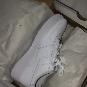 SPLITTER NYA AIR FORCE ONE - Säljer helt nya Air Force One, i orginal förpackning för endast 800kr, köptes för 1250kr! Storlek 39🤍