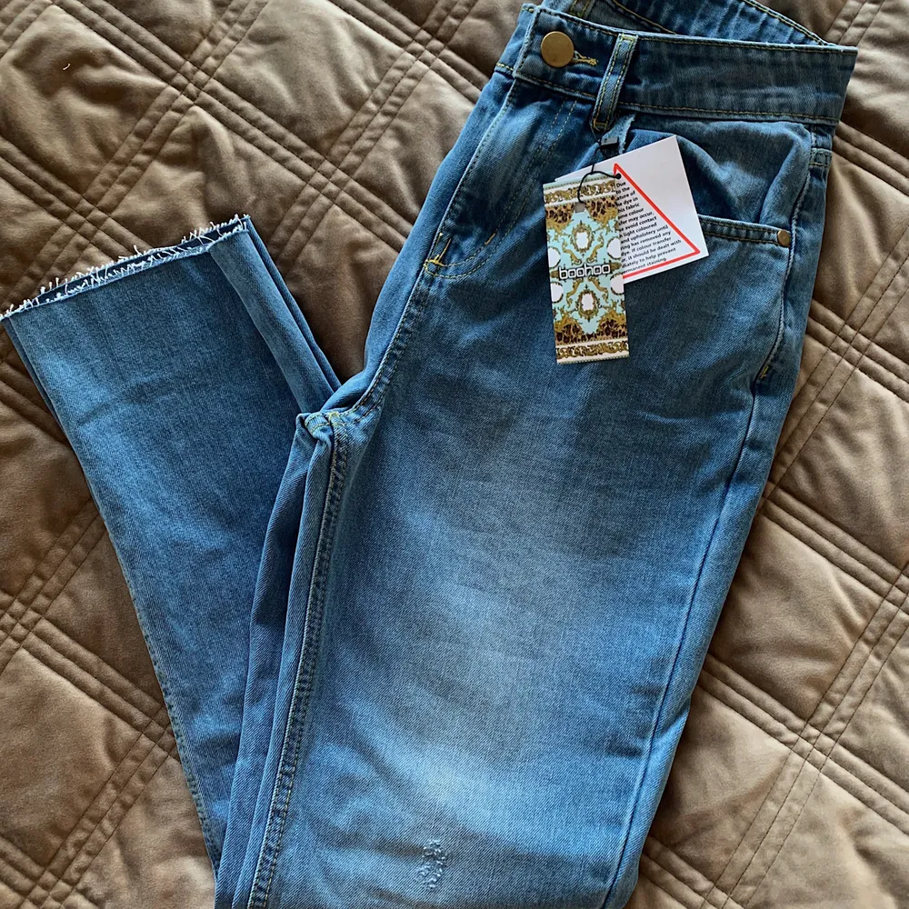 Oanvända jeans från bohoo i rak modell. Älskar verkligen färgen och passformen på dessa men tyvärr är dom för korta för mig (är 173cm)!💙 Dom är i strl 36 men är ganska små i storleken.. Jeans & Byxor.