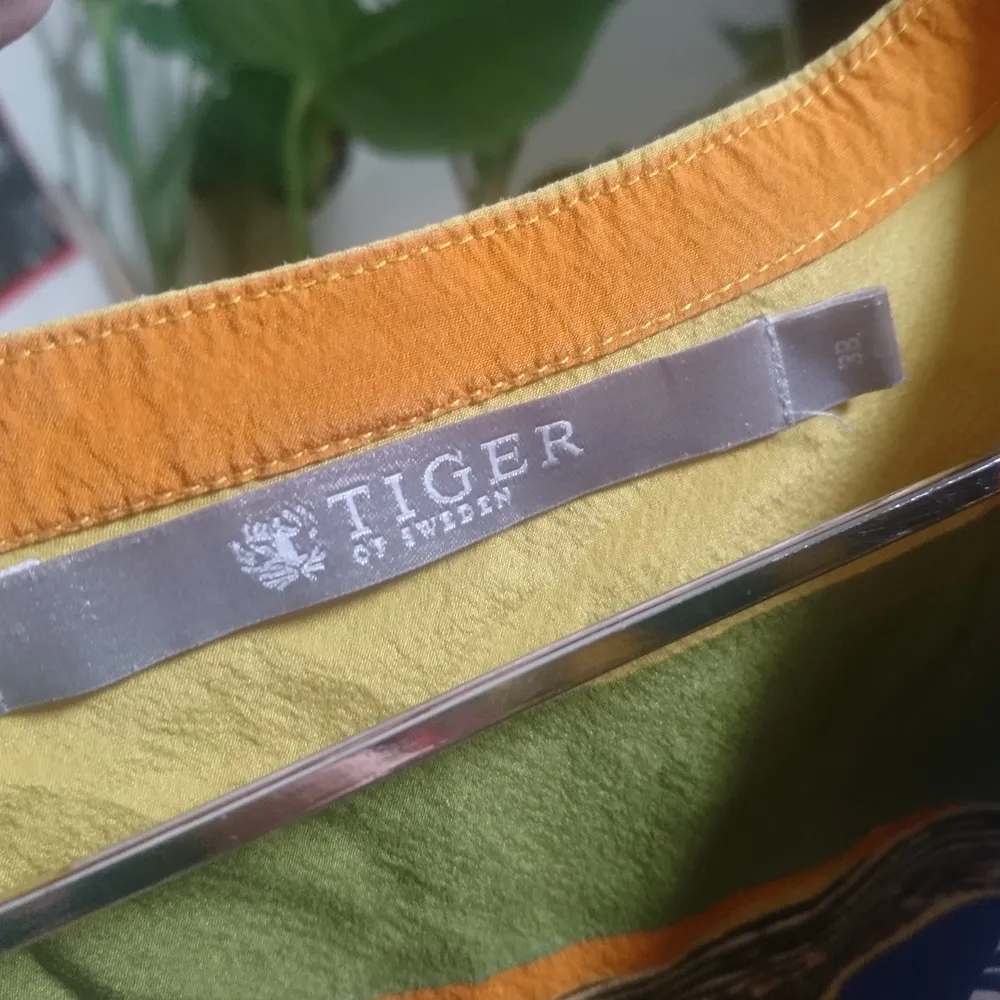 Tunn skjorta i toppskick från Tiger of Sweden🌻. Blusar.