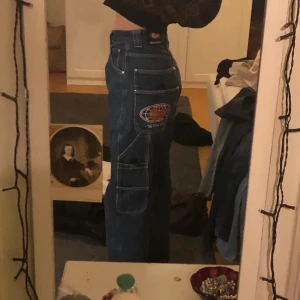 Wu wear carpenter  - Autentisk wu tang merch från 90-talet. Första bilden är lånad från tidigare ägare. Riktigt bra vintage condtion. Size 26/30. Tar alla möjliga bud men har bin på 1700 (samma som PMP sålde för i somras) 😁