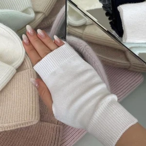 Torgvantar - Torgvantar från märket ALVII. Älskar dom men vill beställa annan färg så säljer därför! 💓 möts upp på Kungsholmen eller fraktar 