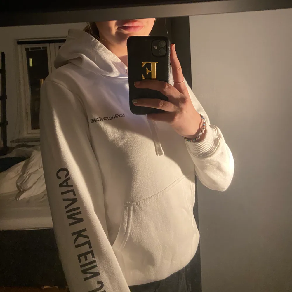 En mysig och skön hoodie från Calvin Klein storlek S. Säljer pga att den är för liten tyvärr! Obs. Köparen står för frakt. Hoodies.