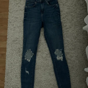 Jeans  - As snygga högmidjade jeans som passar Perfect.