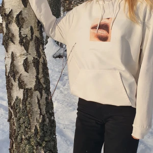 Hoddie från Levi's  - Vit hoodie med tryck på framsidan, använd några gånger men i ganska bra skick.