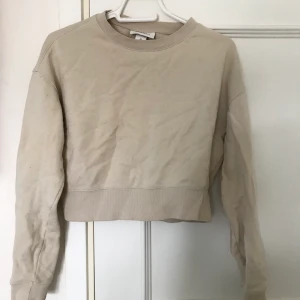 Cropped beige tröja - Cropped beige sweatshirt från monki i xs.