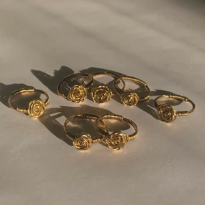 Guldring med ros på - Fina guldringar med ros på 🌹 kan göra alla möjliga storlekar samt i silver på beställning. Kan fraktas eller hämtas upp i Stockholm/Huddinge. Frakt inkluderat i priset. Skriv vid frågor! 
