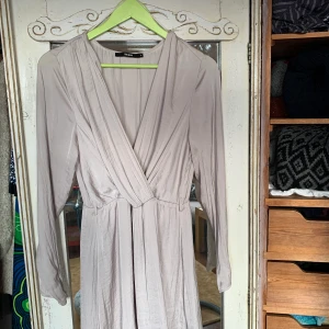 klänning - klänning i tunnt material från Bik Bok. Beige/smutsrosa färg. Saknar bälte. skriv för bilder på