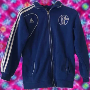 Adidas retro tröja - En adidas retro tröja! Köpt på Beyond retro för ett tag sen🥰 kan mötas upp annars står köparen för frakt!