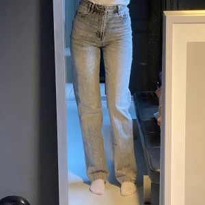 Zara jeans - Jättesnygga Zara jeans men kmr tyvärr inte till användning. Byxorna finns ej kvar på hemsidan längre. Använda några gånger och är i fint skick. Strl 34. Jag är ca 173 cm lång och bra längd på mig. Passar mjöligtvis nån som är lite längre också. Är man kortare kan man klippa byxorna efter önskad längd. Har sytt in nedre delen av benet på byxorna lite grann då jag tyckte de var för vida från början. Inget som syns på utsidan, se bild 2. Köparen står för frakten (66kr). Gör inga byten.