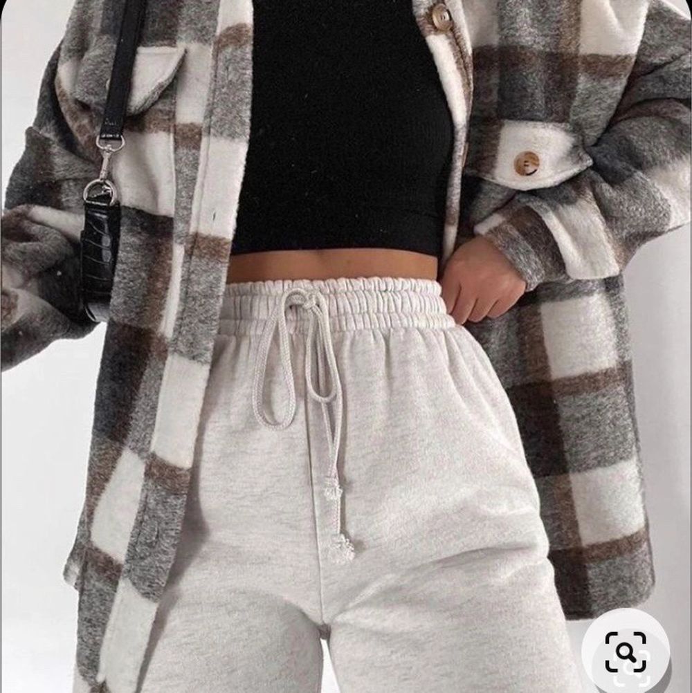 Säljer nu denna fina jacka från pull & Bear som knappt är använd 🥰 passar både XS/S och säljs för 300+ 79kr frakt ❤️ Första bilden är lånad! Finns mer att skicka.. Jackor.