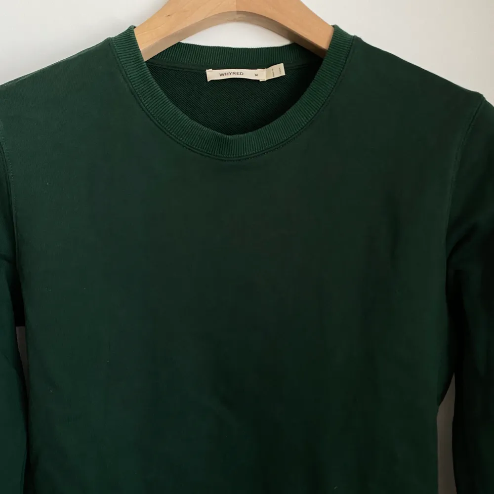Härlig grön sweater ifrån Whyred, köpt på Afounds herravdelning. Använd en gång och ej mer tyvärr😔👍 Nypris: 499kr, modell: Dean flin forest green. Tröjor & Koftor.
