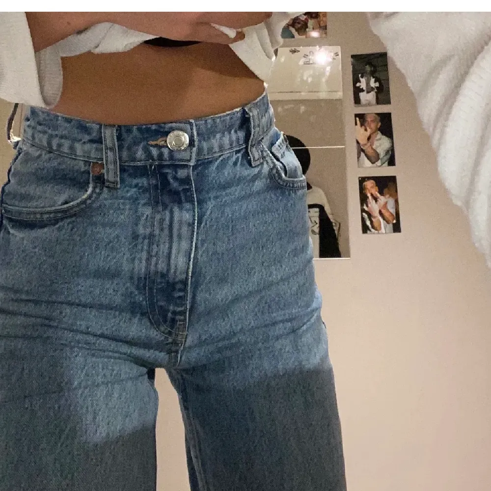 Vida jeans från zara, storlek 32, säljes pga inte använder längre, lånade bilder från förra ägaren. Fint skick. Jeans & Byxor.