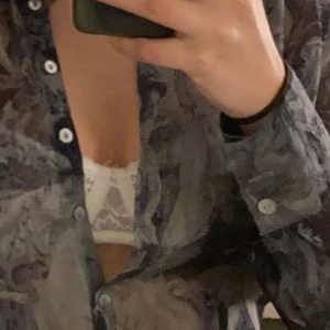 Edgy blus - Säljer denna lite ”edgy” blusen köpt på humana, så fin med en söt bh under :)) frakt tillkommer på 64