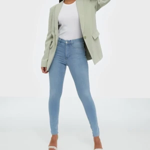 High waist jeans - Jättesnygga jeans från Ginatricot. Storlek M, Använt 1 gång men dem är nu förstora för mig. Jag köpte dem för 300kr.  Mitt pris: 100+ Frakt 