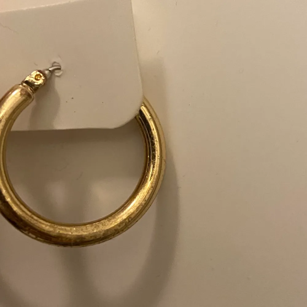 Fina guldringar i inte så stor storlek, använt några gånger, lite slitningar på sidan av örhänget man har mot huvudet, passar till mycket💕, postar inte. Accessoarer.