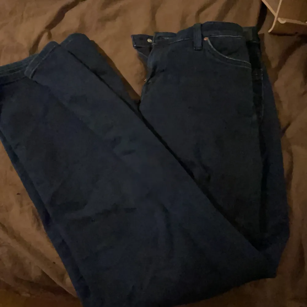 Skit snygga mellan waisted jeans från lee med färgen mörk blå.  Raka i benen. Jeans & Byxor.