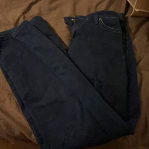 Skit snygga mellan waisted jeans från lee med färgen mörk blå.  Raka i benen