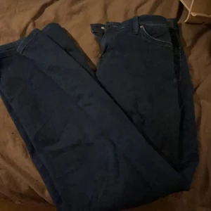 Jeans - Skit snygga mellan waisted jeans från lee med färgen mörk blå.  Raka i benen
