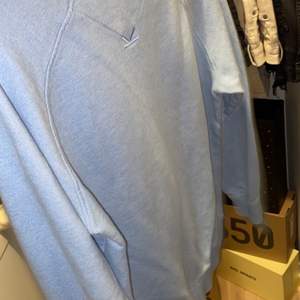 Vintage Kenzo sweatshirt, jätte bra cond är som ny. Är storlek S. Sjukt snygg baby blå färg. Tar bud från 800 o avslutar 24h efter första bud, har flera tidigare köpare som kan intyga. Fraktas spårbart✌🏽