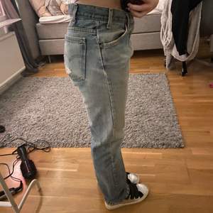 Säljer dessa skitsnygga jeans från Levis! Passar mig som normalt bär 36💕
