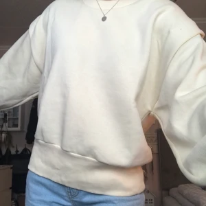 Beige sweatshirt  - Beige sweatshirt från Ginatricot:) 
