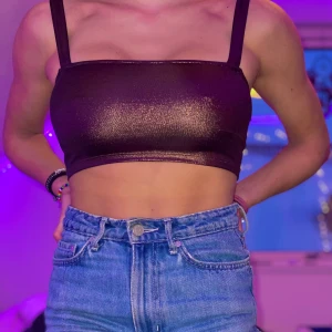 Guldig topp - En jätte söt guldig topp från Ginatricot i storlek xs. 70kr+frakt