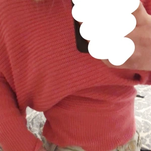 Storlek XXS i rosa färg - Plagget kommer från NAKD i storlek XXS och på bilderna ser ni även hur den sitter på någon annan fast i färgen vit. 😁🌸