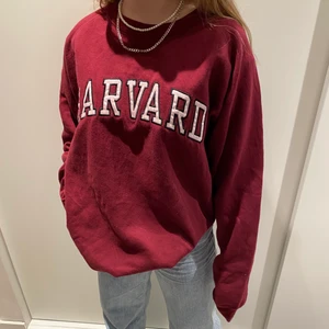 Collegetröja - Super fin Harward tröja! Uppskattad storlek L.  Cond:Mycket bra! Buda i kommentarerna! Startbud:100kr budgivningen avslutas 16/2 kl 15:00