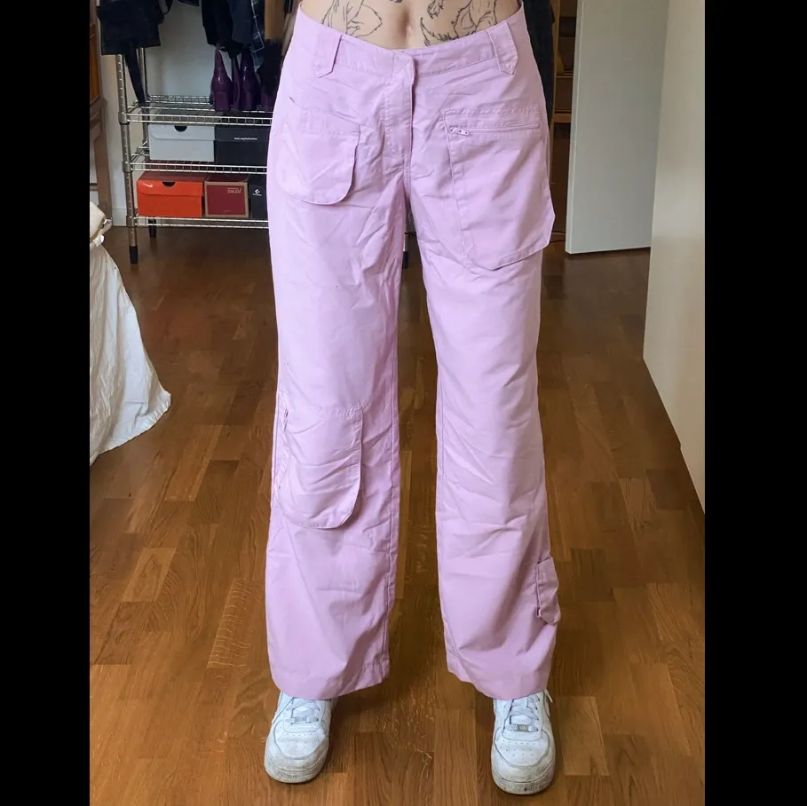 Söta rosa cargo byxor, köpt secondhand så storleken på byxorna är bortklippta, men skulle säga att det är storlek S 🌸 (jag är 174). Jeans & Byxor.
