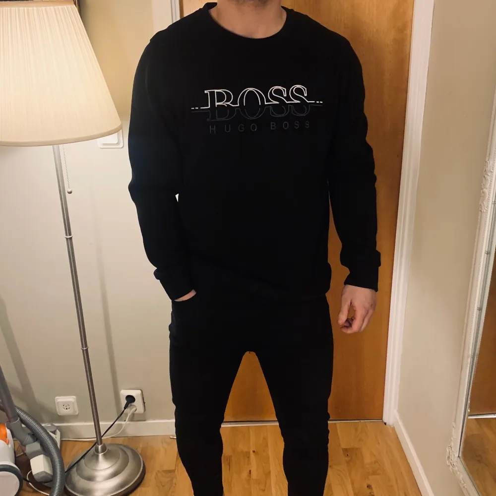 Säljer nu riktigt snygg Sweatshirt & T-shirt från HUGO BOSS, storleken är XL ( Gillar Oversize ). Säljer bägge tröjorna tillsammans till ett kanon pris..  Tröjorna är i riktigt bra skick & näst intill helt ny. Skickas spårbart över hela Sverige (Du betalar frakt) . Tröjor & Koftor.