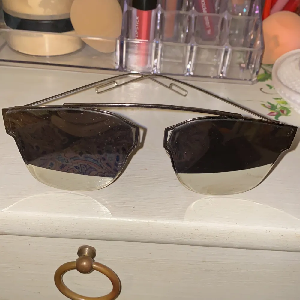 Ett par skitsnygga & coola silvriga solglasögon med spegelbilds reflektion. Köpt i en butik i Malmö, använd endast 1 gång, så gott som nya. Original pris 399:- DM för intresse ❤️. Övrigt.