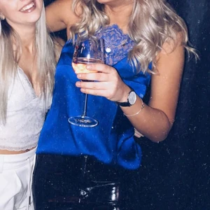 Blått linne  - Linne med spets framtill