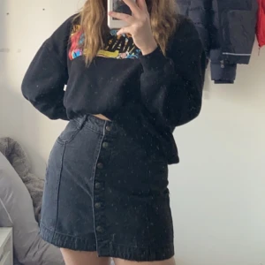 Svart jeanskjol från pull&bear - Säljer pga för stor mig mig, använd ca 3 gånger och är i riktigt bra skick otroligt fin och skön på sommaren. Köparen står för frakt! ❤️