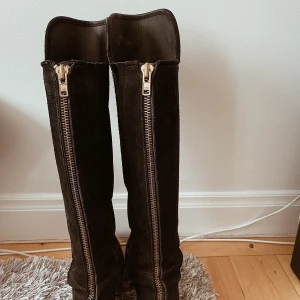 Primeboots  - Pris går att diskuteras. Overknee stövlar i storlek 36, köpta för något år sedan, men endast använda en säsong. Vardagliga slitage. Inget kvitto kvar men nypris ca 4000kr.
