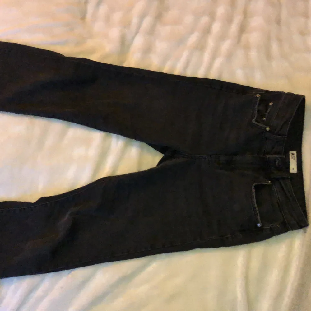 Säljer dessa svarta Gina jeans på grund av att jag har vuxit ur de:) ganska fint skick och är i strl 34, sänkt pris till 75:). Jeans & Byxor.