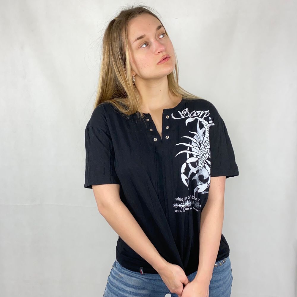 Cool oversized t-shirt som ger en 90’s vibe. Tunt, lätt material med diskret randig textur. I fint skick! Har en liten diskret vit fläck i mitten. Från Redway, storlek XL. Modellen använder storlek S/M och är 169cm. Kolla gärna måtten nedanför. Axeln till axeln 51cm, längd 66cm och byst bredd 57cm. Ingen retur eller refund. Spårbar frakt på 66kr är inräknad i priset och SafePay tar 10% av betalningen. Tyvärr kostar det lite extra då jag alltid kommer skicka spårbart och använda SafePay för bådas säkerhet.. T-shirts.