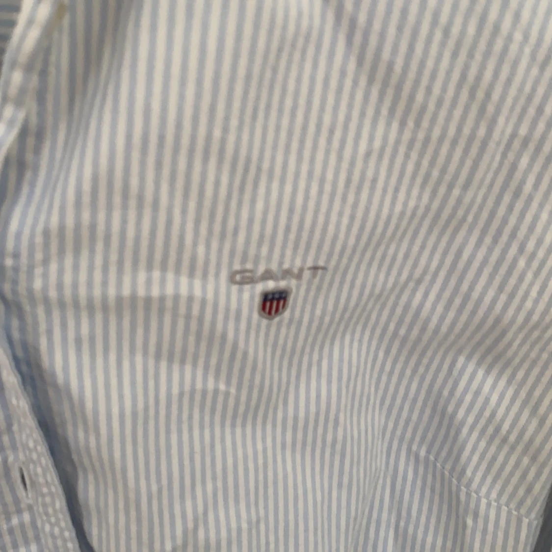 Gantskjorta med blå och vit randigt mönster  - 90