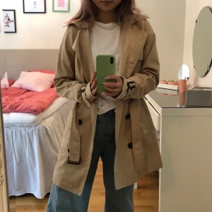 Trenchcoat - Trenchcoat i bra skick från Cubus strl 34, passar XS-S. Endast andvänd fåtal gånger. Betalning sker via swish och köparen står för frakten 🌻💫
