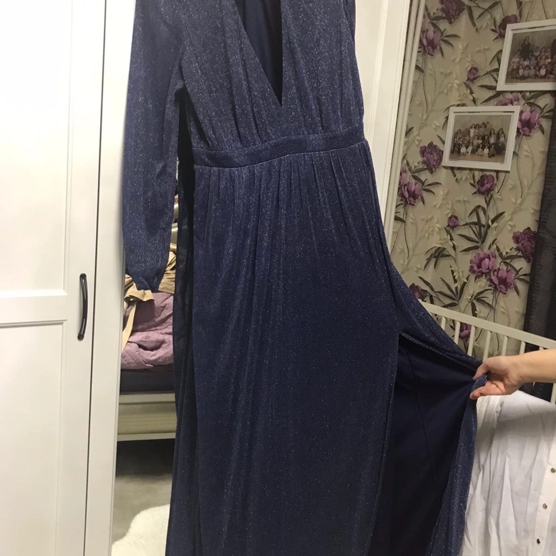 En blå klänning med glitter - 90